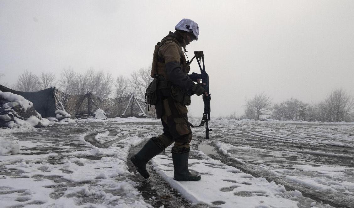 En ukrainsk soldat vid den så kallade kontaktlinjen mellan regeringskontrollerat område och ryskstödda områden i Donbass, östra Ukraina. Foto: Andriy Dubchak/AP/TT