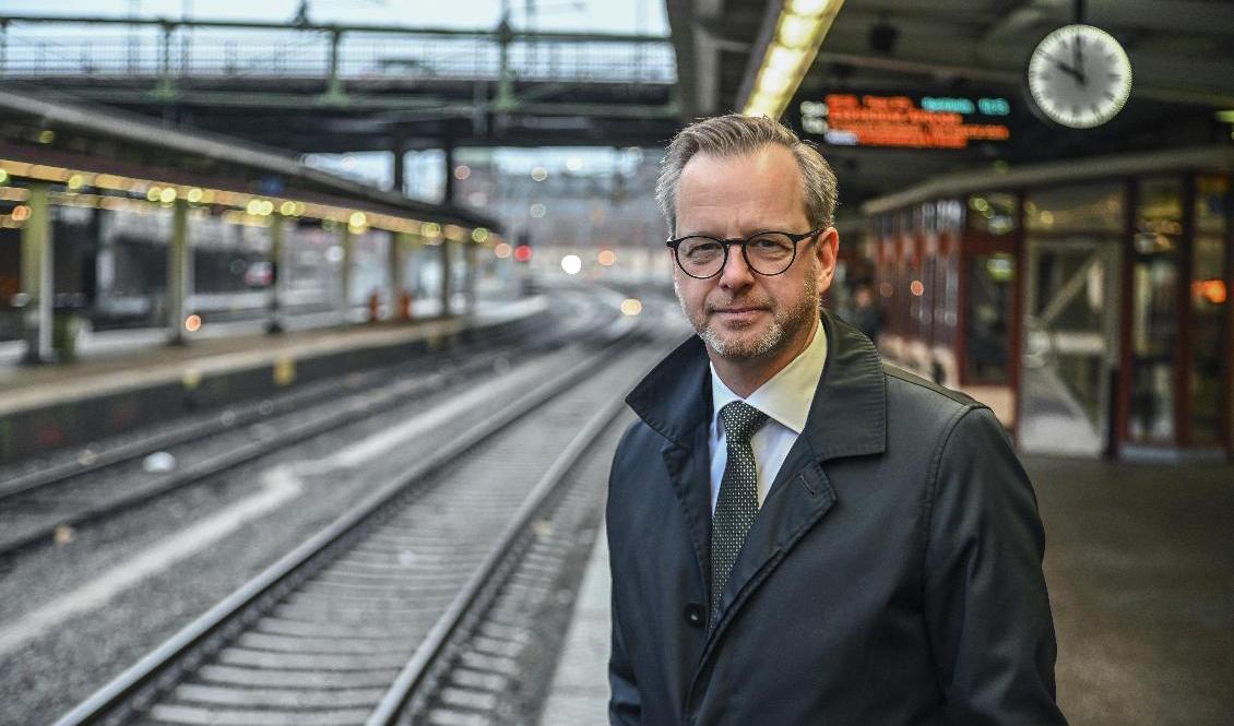 Finansminister Mikael Damberg (S) väntar på tåget. Foto: Anders Wiklund/TT