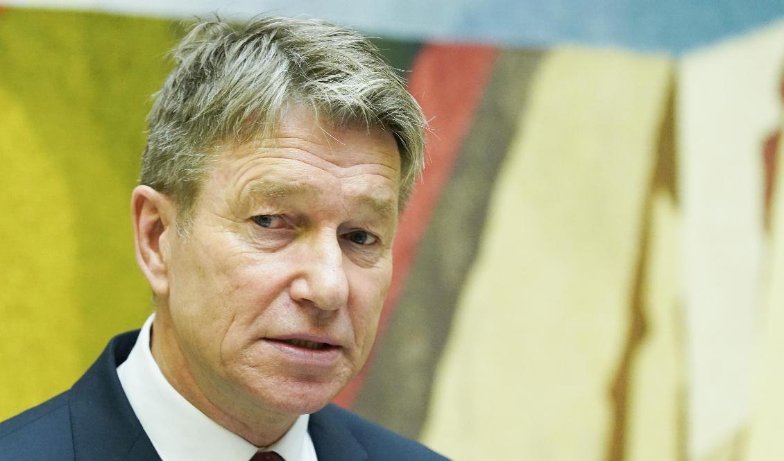 Terje Aasland (Ap) bekräftar en uppgörelse om stöd till norska hushåll för att hjälpa dem att klara den senaste tidens rekordhöga elpriser. Foto: Lise Åserud NTB/TT