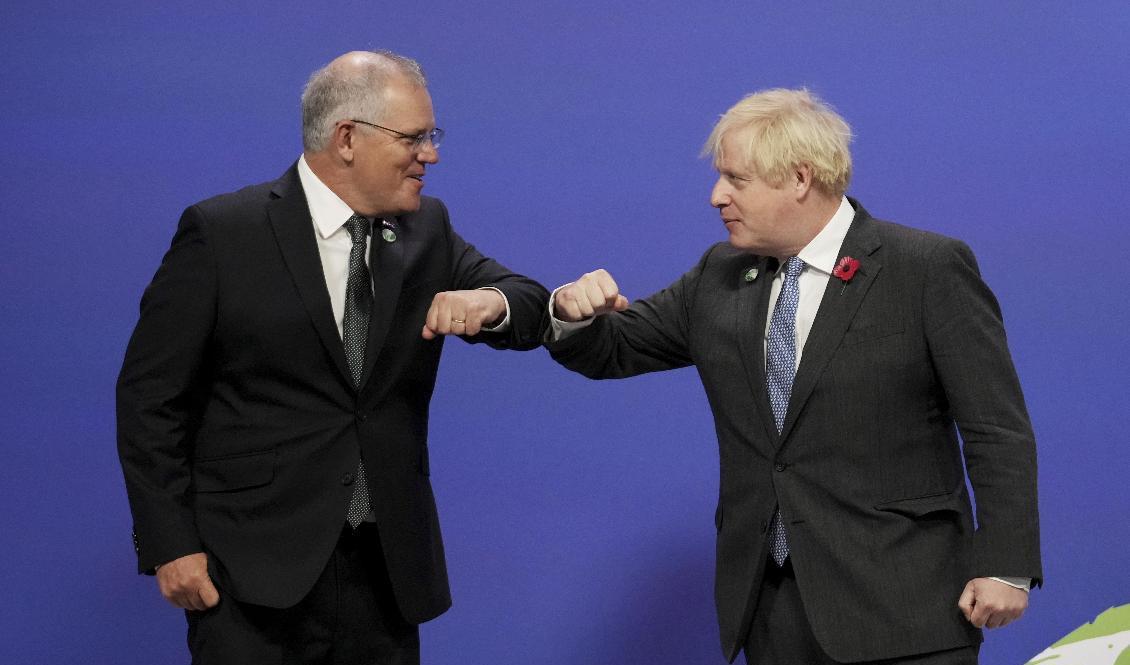 Australiens premiärminister Scott Morrison hälsar på Storbritanniens motsvarighet Boris Johnson vid klimattoppmötet i Glasgow i november. Foto: Christopher Furlong/AP/TT