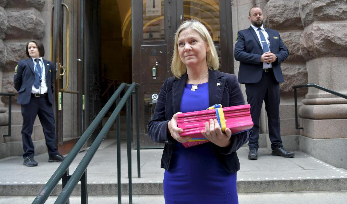 Statsminister Magdalena Andersson (S), då finansminister, med budgetpropositionen inför budgetdebatten i slutet av september. Foto: Anders Wiklund/TT