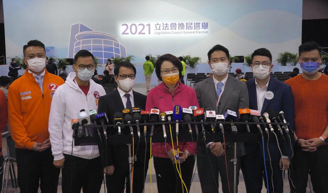 Medlemmar i Pekingvänliga parti DAB (Demokratiska alliansen för ett bättre Hongkong) efter valet. Foto: Kin Cheung/AP/TT
