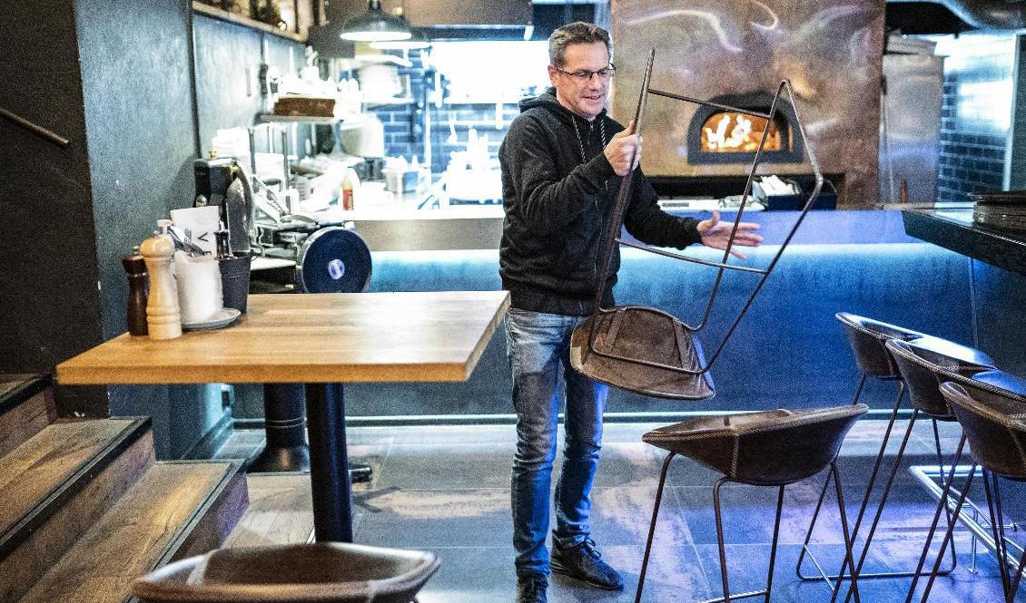 Sablone flyttar undan barstolarna på Restaurang Ved i Lund. Foto: Johan Nilsson/TT