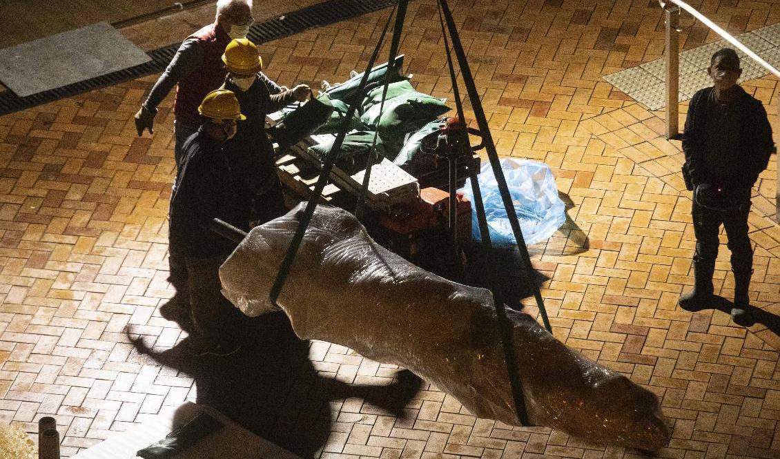 Skulpturen "Pillar of Shame", ett minnesmärke för de som dödades under massakern vid Himmelska fridens torg i Peking 1989, monterades ned under natten mot torsdag. Foto: Lam Chun Tung/The Initium Media via AP/TT