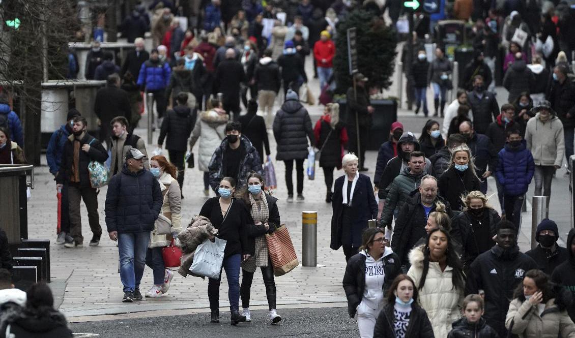 Julshopping i Glasgow, där nya avståndskrav i offentliga lokaler nu införs. Foto: Andrew Milligan/PA via AP