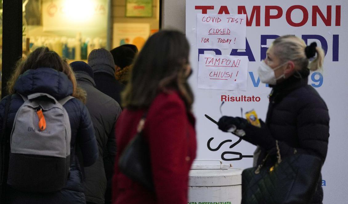 Invånare i Milano köar utanför ett apotek för att testa sig för covid-19. Bilden är från den 23 december. Foto: Luca Bruno/AP/TT