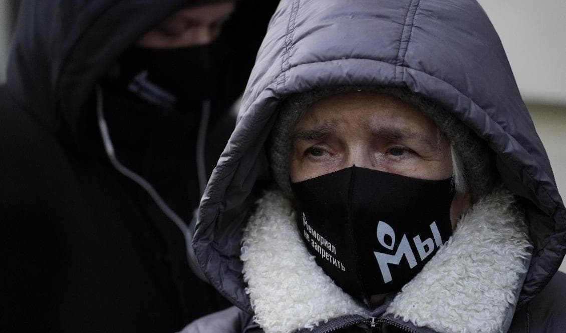 Anhängare till människorättsorganisationen Memorial utanför Högsta domstolen i Moskva på tisdagen. Foto: Pavel Golovkin/AP/TT