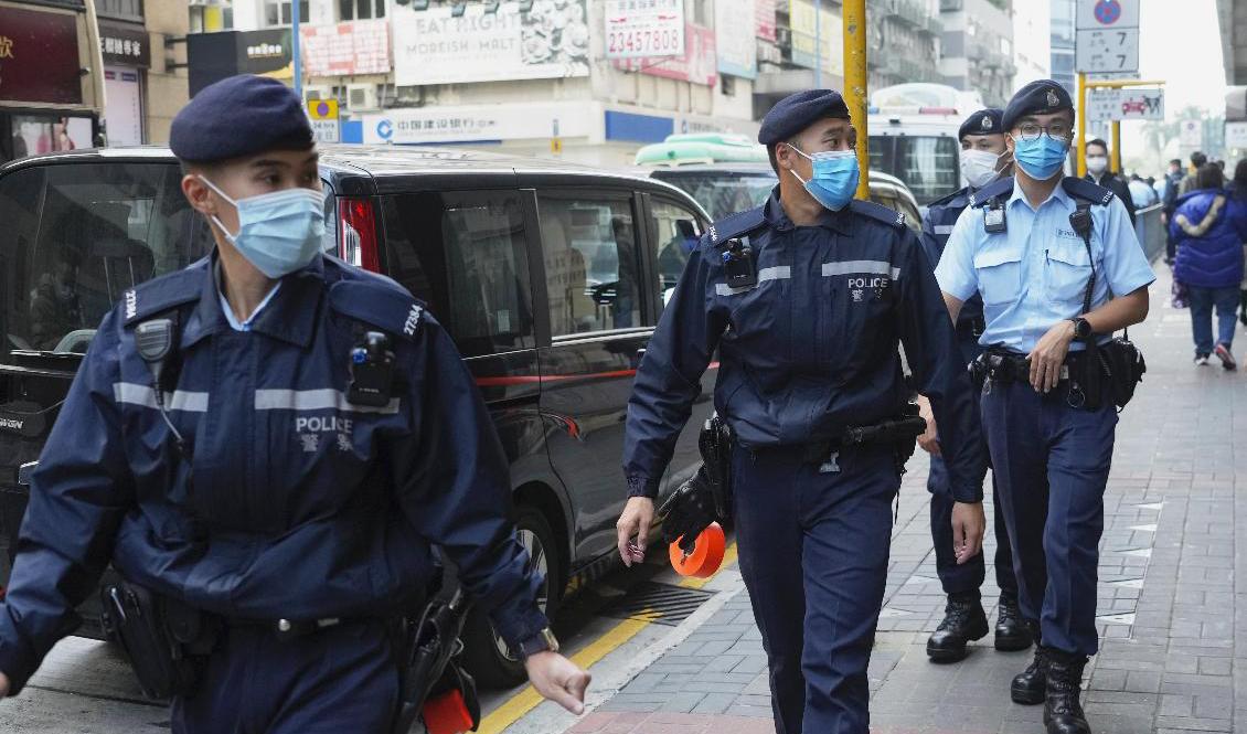 Poliser utanför Stand News huvudkontor i Hongkong på onsdagen. Foto: Vincent Yu/AP/TT