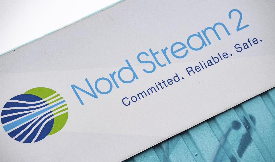 "Förpliktigad. Pålitlig. Säker", står det på en skylt där gasen från Nord Stream 2 är tänkt att tas emot i tyska Lubmin. Arkivbild Stefan Sauer/AP/TT
