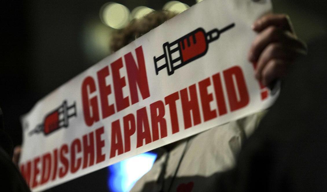 Amsterdam förbereder sig för oroligheter när tusentals väntas protestera mot covidrestriktioner. Bilden är från en protest i Haag den 18 december 2021. Foto: Peter Dejong/AP/TT