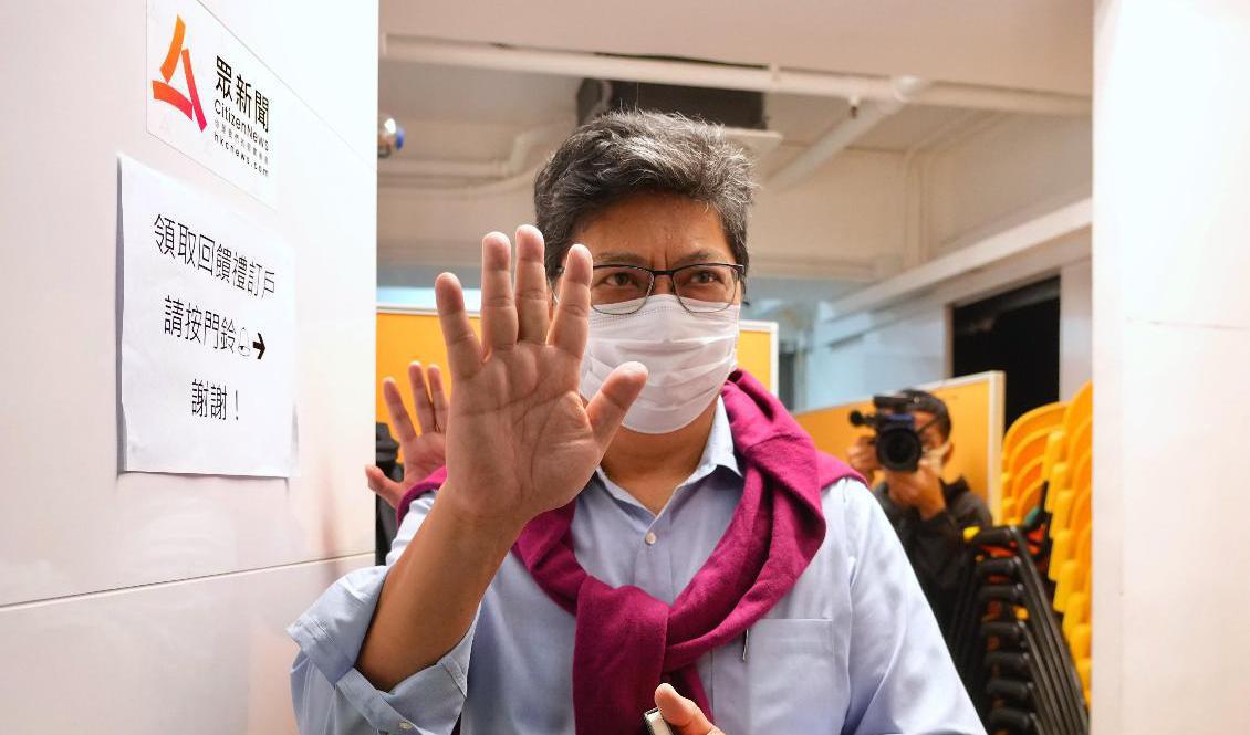 Säger tack och hej. Citizen News grundare Chris Yeung vinkar till journalister efter en presskonferens. Till följd av det rådande medieklimatet i Hongkong och på grund av den krympande pressfriheten lägger den populära nyhetssajten ner sin verksamhet. Foto: Vincent Yu/AP/TT