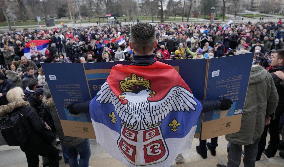 Protester i serbiska huvudstaden Belgrad. Foto: Darko Vojinovic/AP/TT