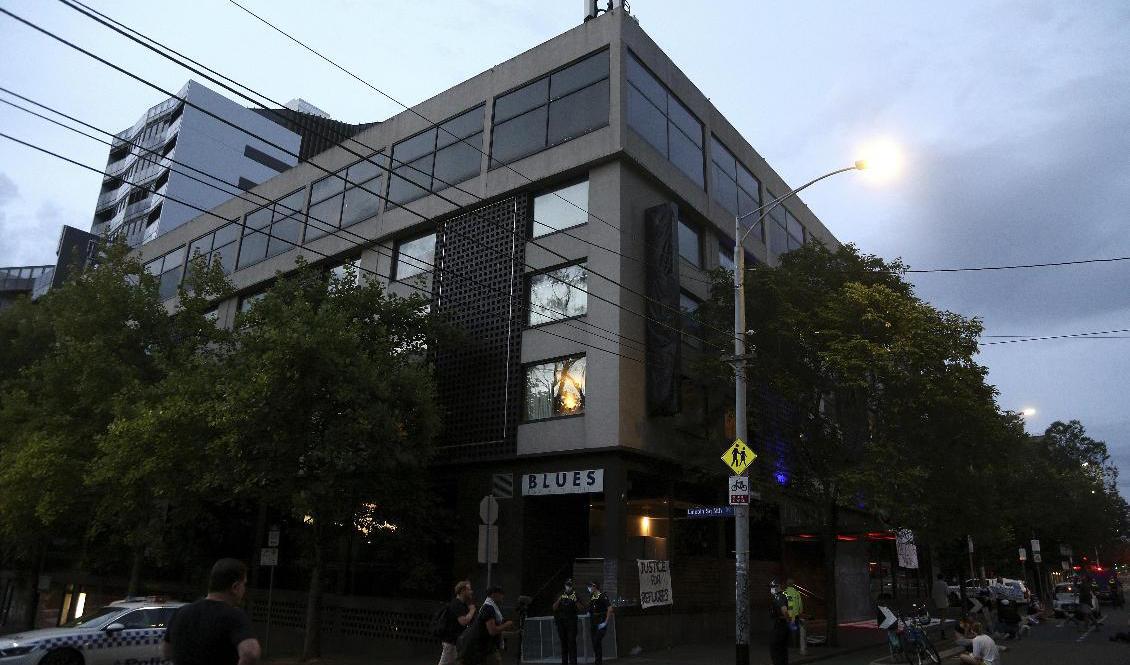 Polis bevakar karantänsanläggningen där Novak Djokovic antas befinna sig. Foto: Hamish Blair/AP/TT