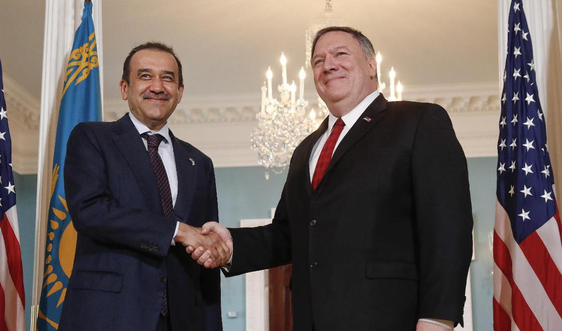 Den dåvarande kazakiska säkerhetschefen Karim Masimov (till vänster) skakar hand med USA:s dåvarande utrikesminister Mike Pompeo 2019. Foto: Pablo Martinez Monsivais/AP/TT