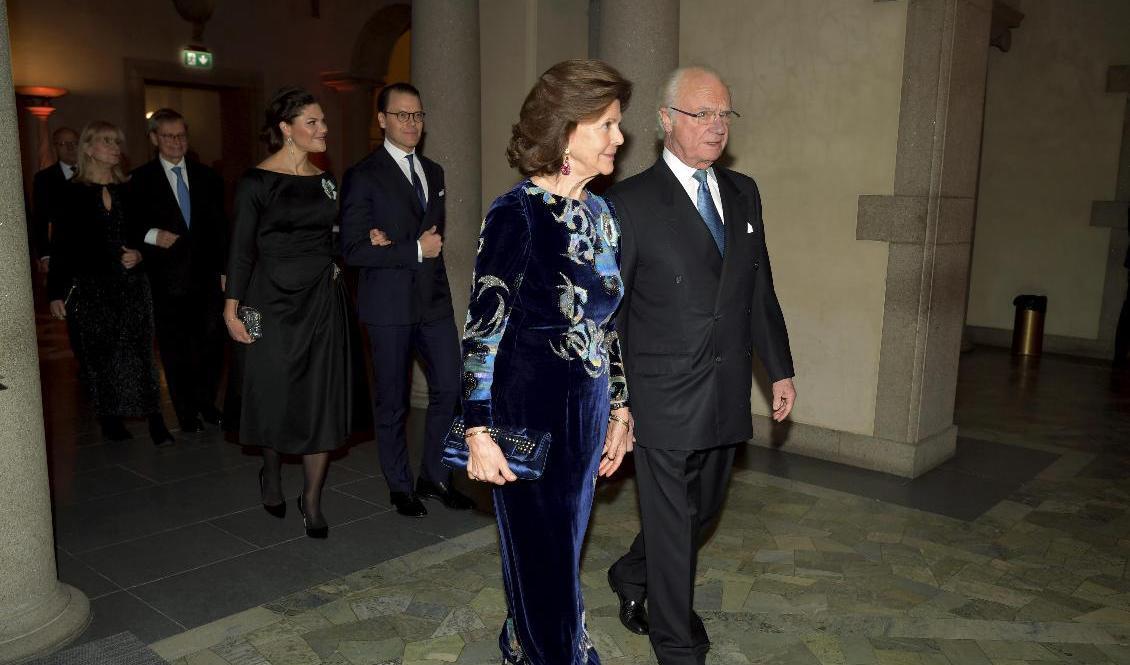 Drottning Silvia och kung Carl Gustaf på väg till Nobelprisutdelningen i december. Bakom dem kronprinsessan Victoria och prins Daniel. Arkivbild. Foto: Anders Wiklund/TT