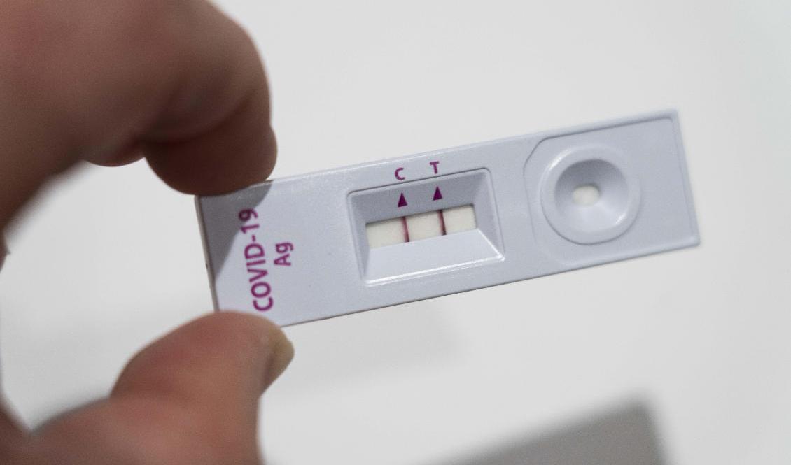 Snabbtesterna har mycket lägre känslighet och kräver därför mycket större virusmängd än PCR-tester för att ge ett positivt svar. Ovana användare riskerar också att hantera dem fel. Arkivbild. Foto: Erik Johansen/NTB Scanpix/TT