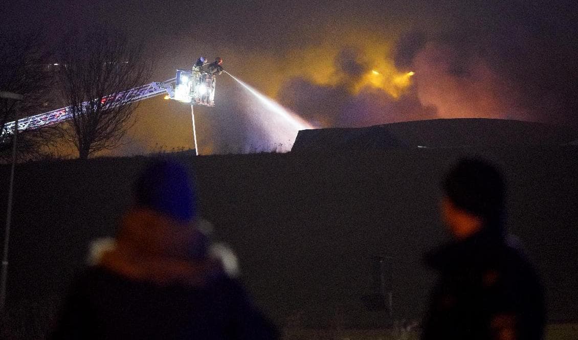 Släckningsarbetet pågår vid småbåtshamnen på Strandgatan i Malmö efter en explosion på tisdagskvällen. Foto: Johan Nilsson/TT