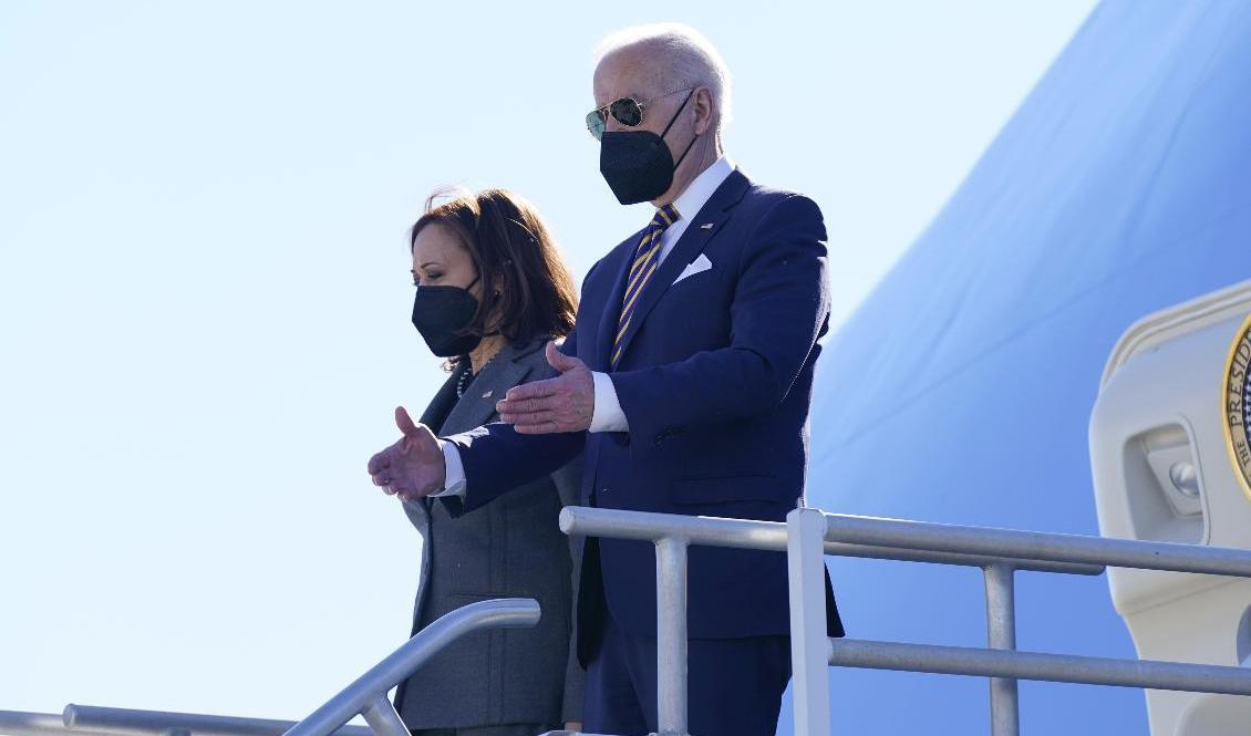 President Joe Biden och vicepresident Kamala Harris anländer till Atlantas flygplats i delstaten Georgia. Foto: Patrick Semansky/AP/TT