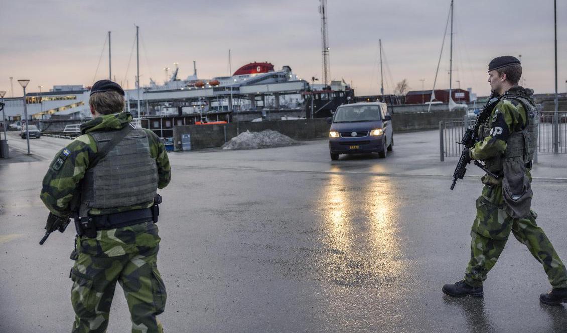 Soldater från Gotlands regemente patrullerar i Visby hamn på torsdagen. Foto: Karl Melander/TT
