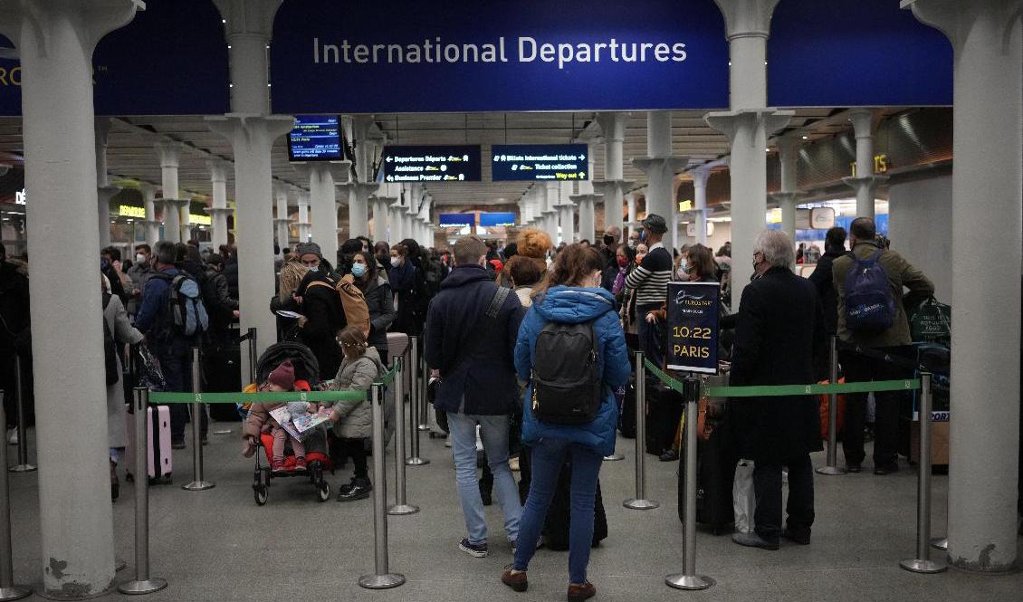Blir det åter rusning till Eurostar-tågen under Engelska kanalen? Bilden är från Saint Pancras-stationen i London den 17 december, då många ville åka innan gränsen stängdes. Foto: Matt Dunham/AP/TT