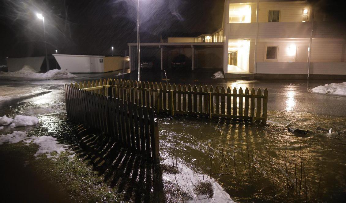 
Vatten svämmar över vägarna i Skodje centrum i Ålesunds kommun i Norge. Foto: Svein Ove Ekornesvåg/NTB/TT                                            