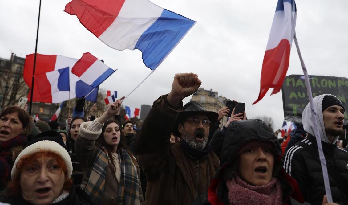 Demonstration mot nya regler för vaccinpass. Bilden är från Paris förra helgen. Foto: Adrienne Surprenant/AP/TT
