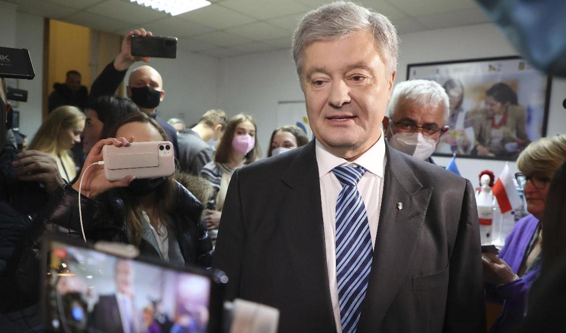 Ukrainas tidigare president Petro Porosjenko säger på presskonferensen att han inte oroar sig för att gripas när han återvänder på måndag. Foto: Piotr Molecki/AP/TT