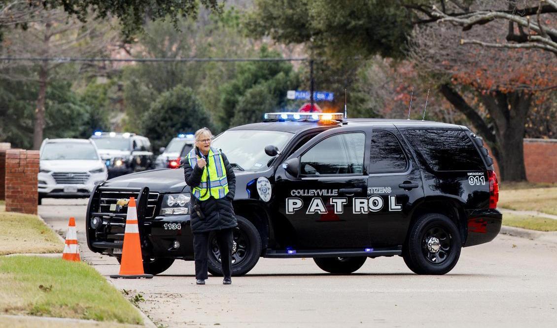 Polisen blockerar en gata i närheten av en synagoga i Colleyville, Texas, där en gisslansituation pågick. Foto: Garreth Patterson/AP/TT
