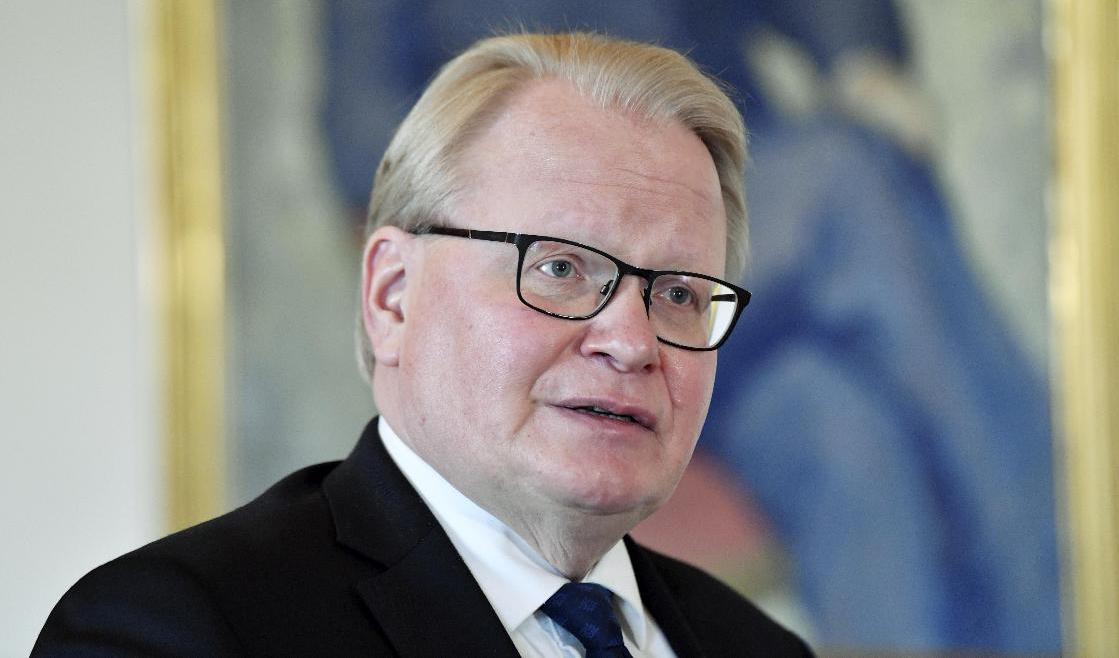 Försvarsminister Peter Hultqvist lovar besked inom en månad om hur det blir med de svenska militära bidragen till FN och den franskledda militära styrkan i Mali. Foto: Jessica Gow/TT