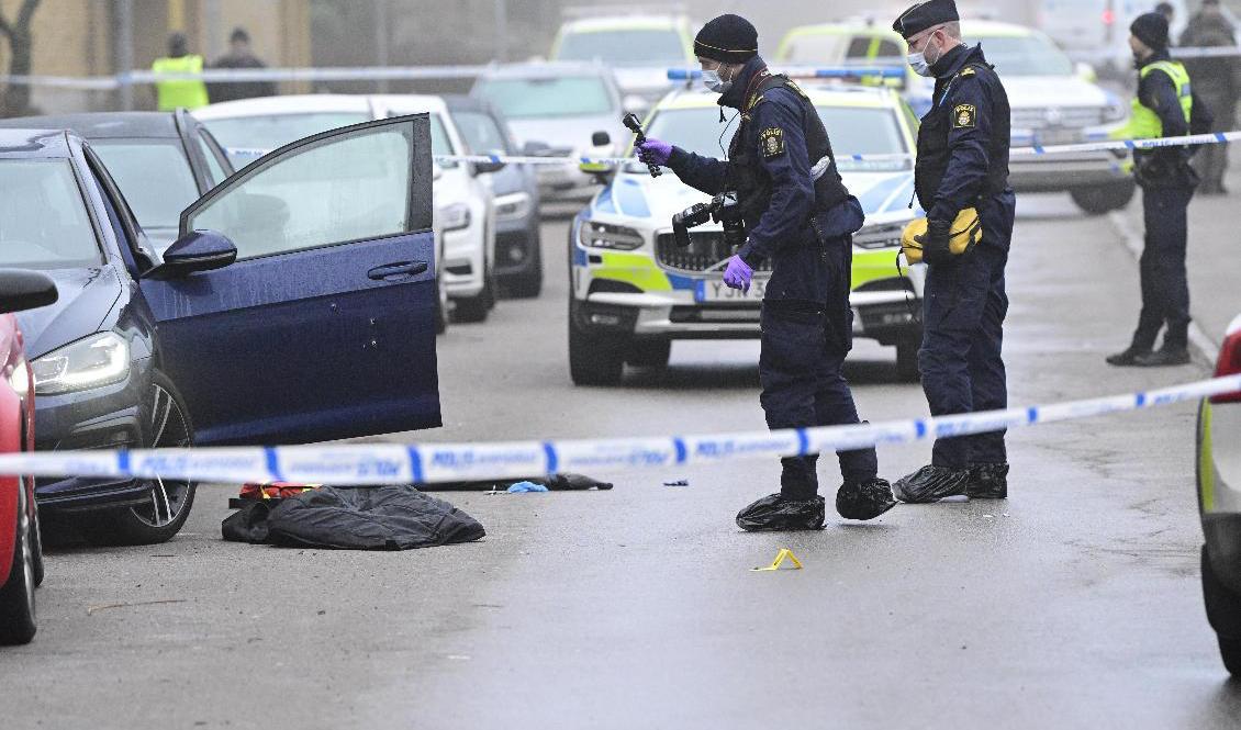 Polisen på plats i Helsingborg efter skottlossningen på tisdagsmorgonen. Foto: Johan Nilsson/TT