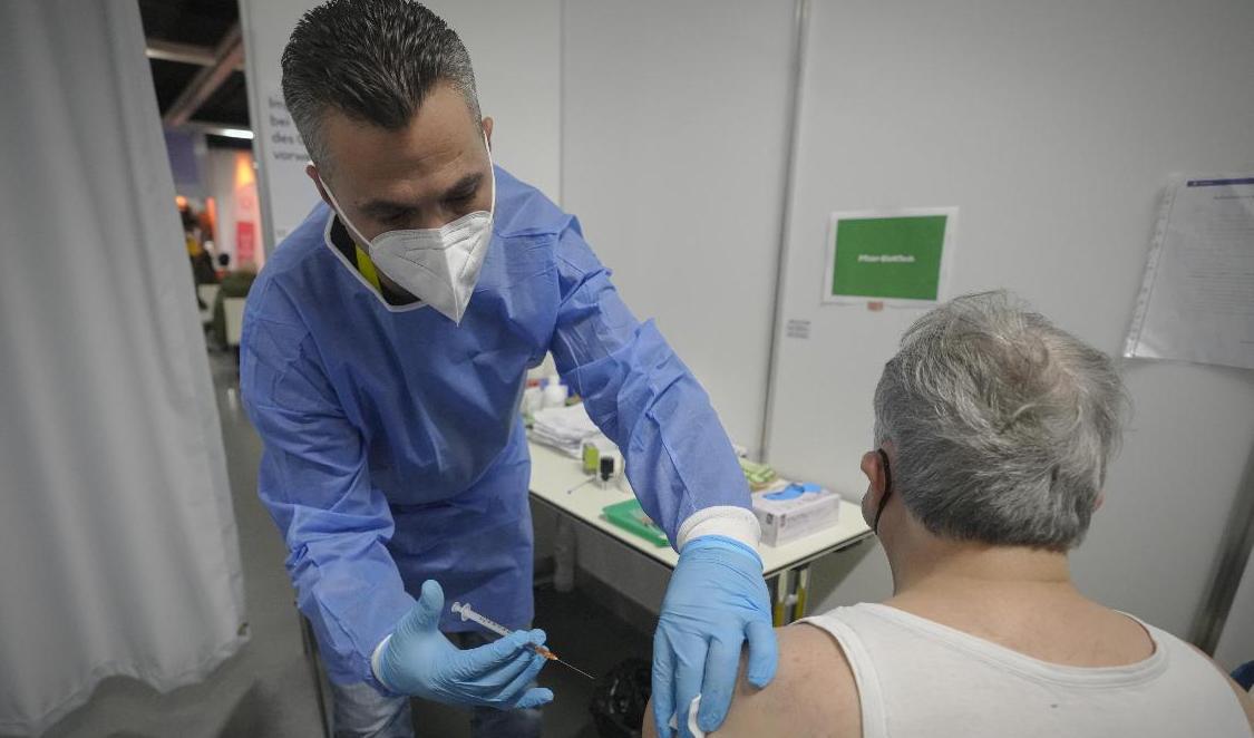 En man får sin spruta mot covid-19 i Wien. Bilden är från november i fjol. Foto: Vadim Ghirda/AP/TT