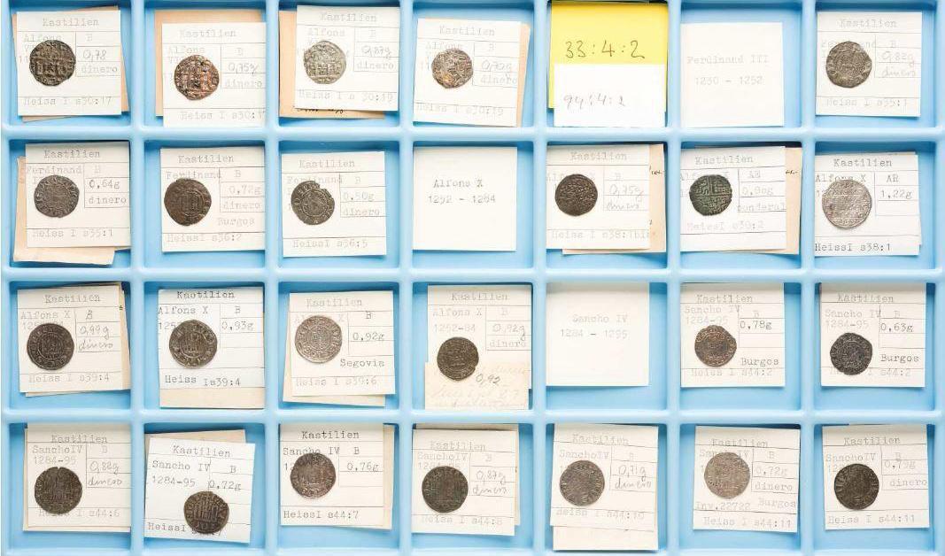 Mynten på kabinettet sorteras efter geografiskt präglingsområde, kronologisk präglingstid och myntherrar. Bild från polisens förundersökningsprotokoll. Foto: Polisen