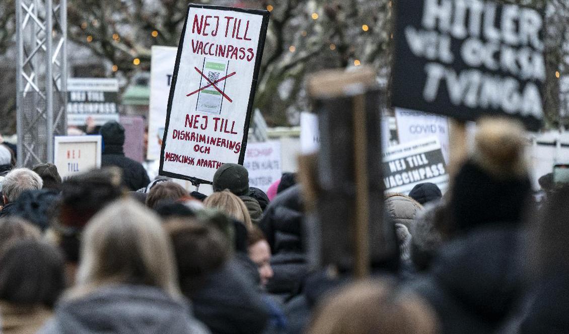 Runt 300 personer demonstrerar mot vaccinpass vid en demonstration i Malmö i december. På lördagen väntas tusentals personer delta vid en demonstration i Stockholm. Foto: Johan Nilsson/TT