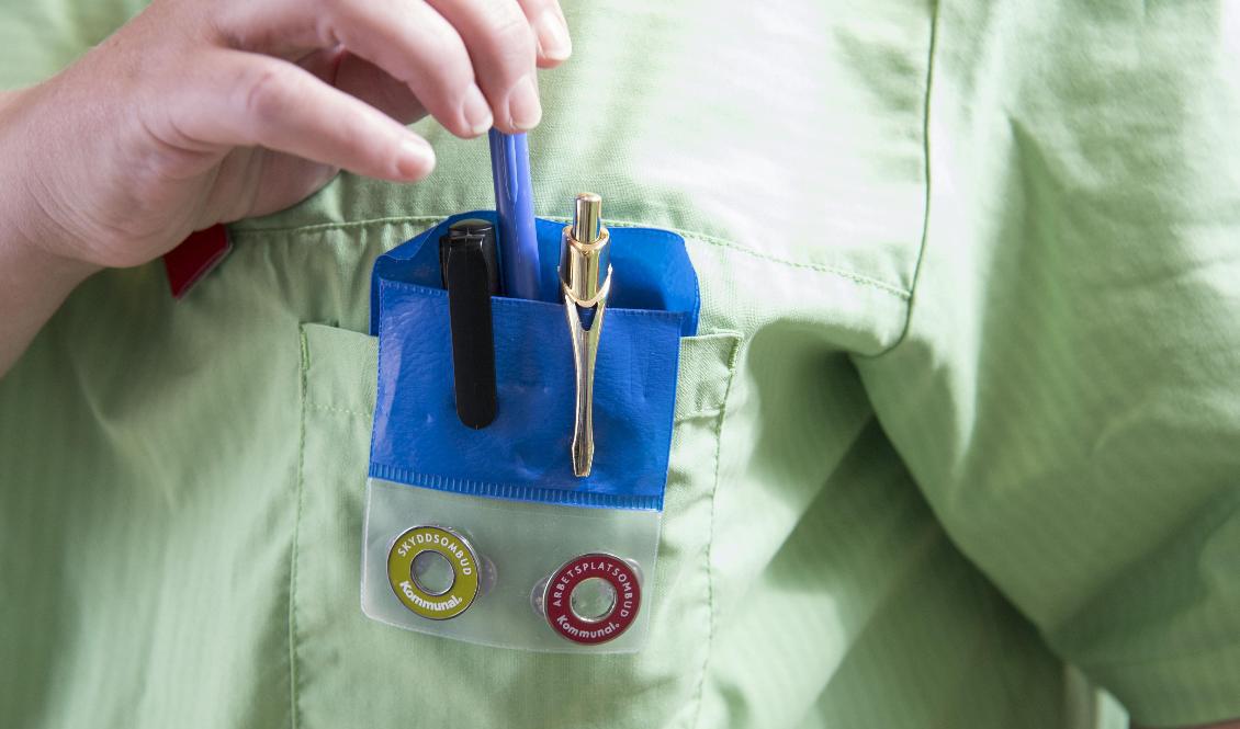 En undersköterska som jobbat med covidsjuka inom omsorgen har fått arbetsskadeersättning efter att ha drabbats av långtidscovid. Arkivbild. Foto: Fredrik Sandberg/TT