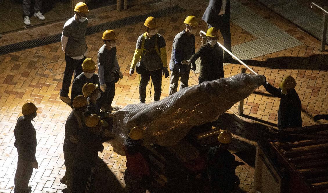 Bilden visar hur ett monument till minne av massakern vid Himmelska fridens torg i Peking 1989 plockades ner i Hongkong strax före jul. Nu har ett annat minnesmärke täckts över. Foto: Lam Chun Tung/AP/TT