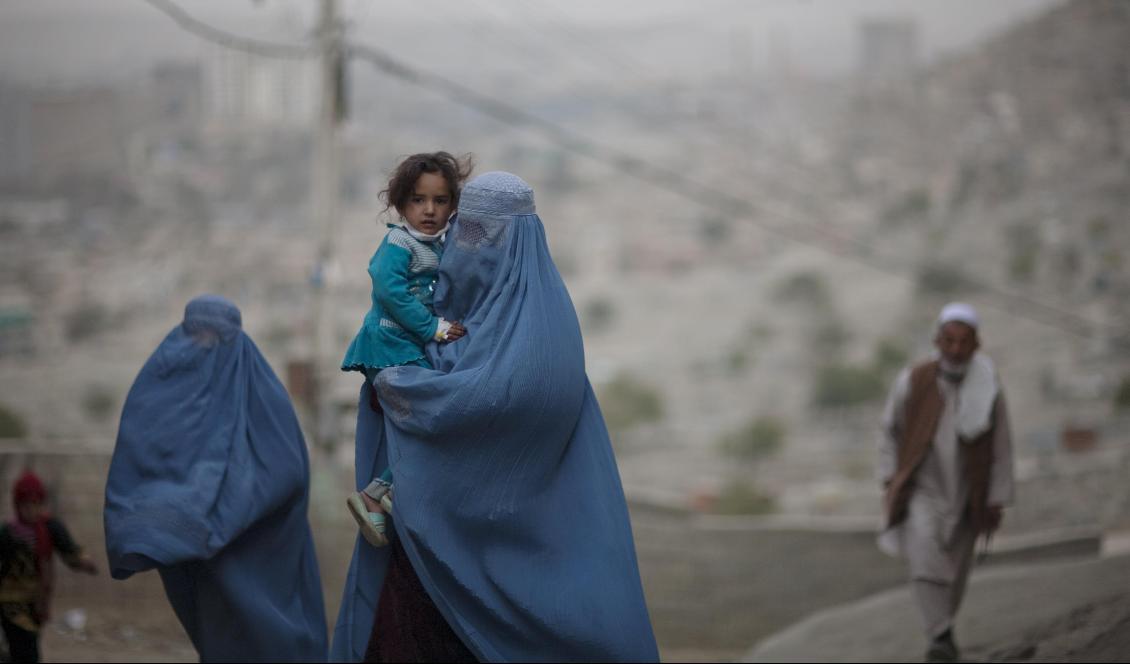 Kvinnor i Afghanistans huvudstad Kabul som bär heltäckande burka. Arkivbild. Foto: Rodrigo Abd/AP/TT