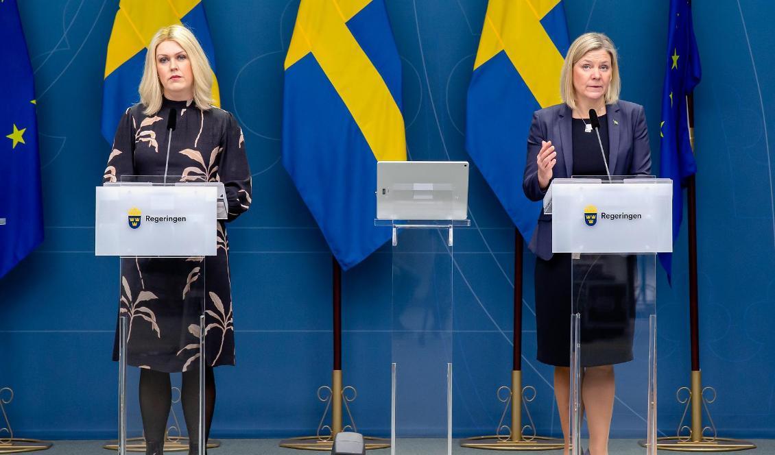 


Socialminister Lena Hallengren (S) och statsminister Magdalena Andersson (S) håller en pressträff den 10 januari. Foto: Magnus Liljegren/Regeringskansliet                                                                                                                                    