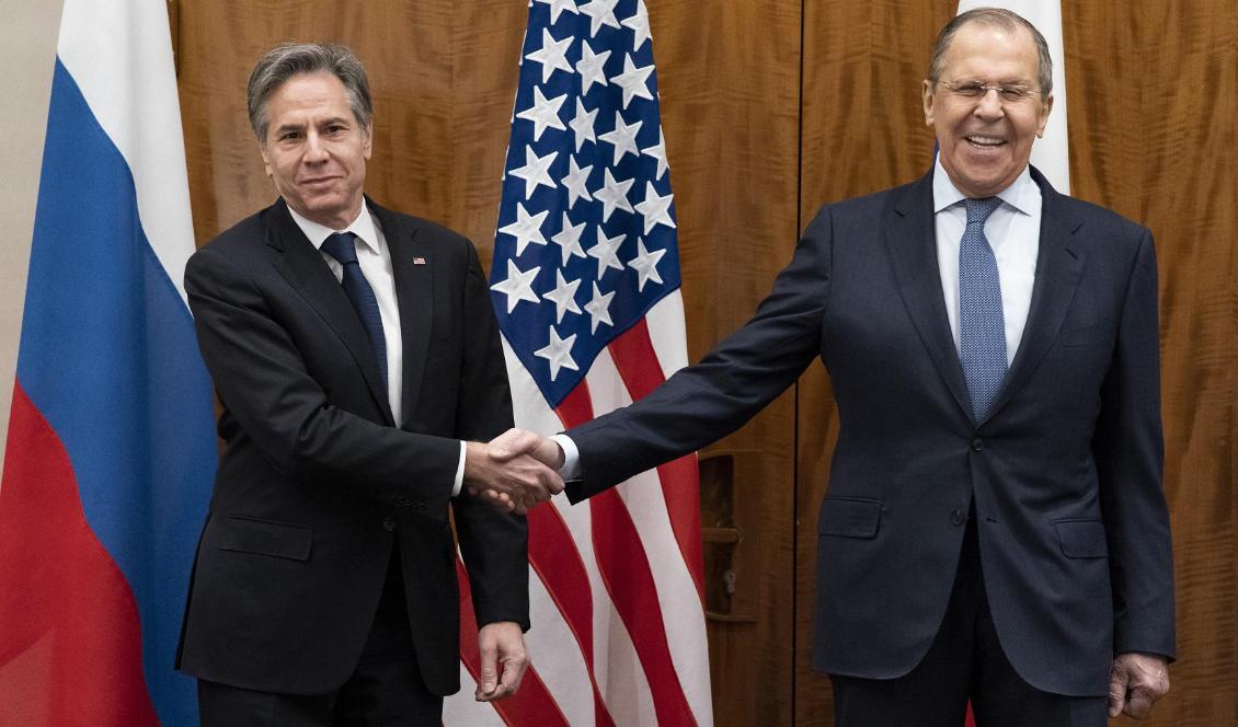 Ett något mer avslappnat ögonblick när utrikesministrarna hälsade på varandra. Blinken och Lavrov har haft anledning att träffas vid flera tillfällen det senaste året. Foto: Alex Brandon/poolfoto via AP/TT