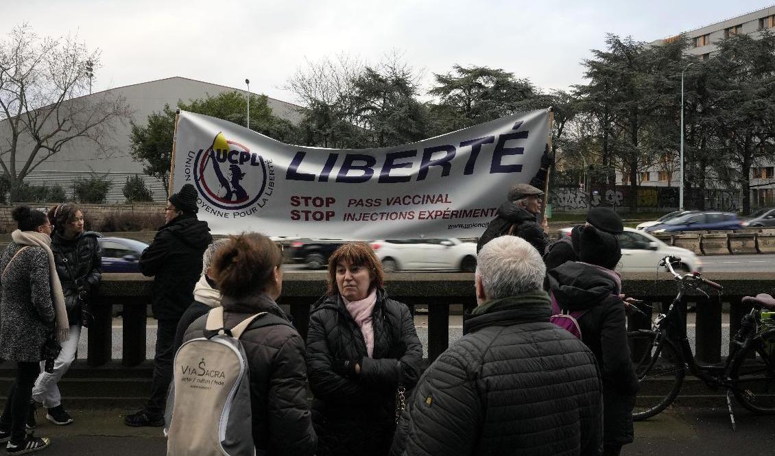Det nya kravet på vaccinpass anses ha sänkt smittosiffrorna – men har också utlöst demonstrationer, som här vid läkemedelsjätten Pfizers högkvarter i Paris den gångna helgen. Foto: Thibault Camus/AP/TT