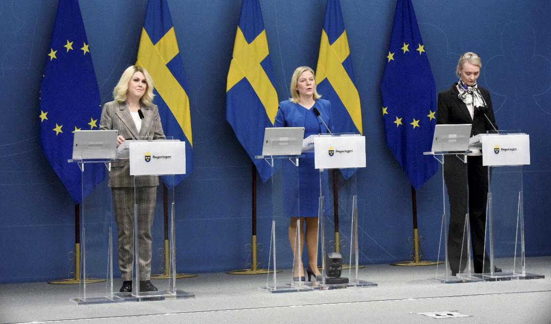 Socialminister Lena Hallengren, statsminister Magdalena Andersson (S) och Folkhälsomyndighetens generaldirektör Karin Tegmark Wisell håller pressträff i Rosenbad. Foto: Marko Säävälä /TT