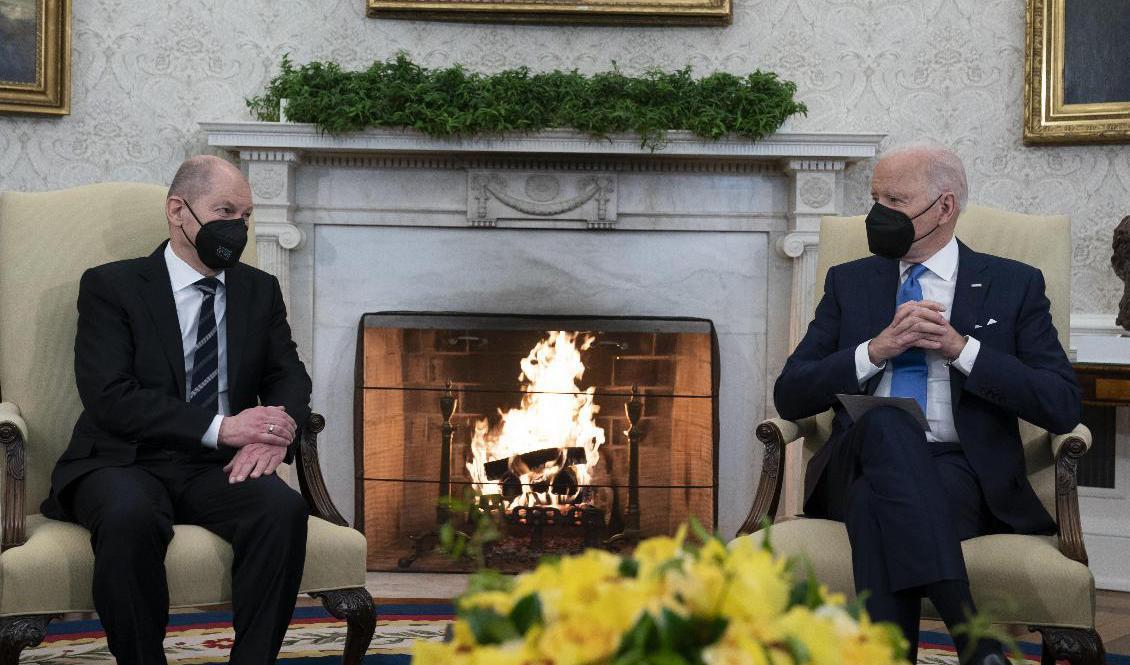 Tysklands förbundskansler Olaf Scholz och USA:s president Joe Biden i Vita huset. Foto: Alex Brandon/AP/TT