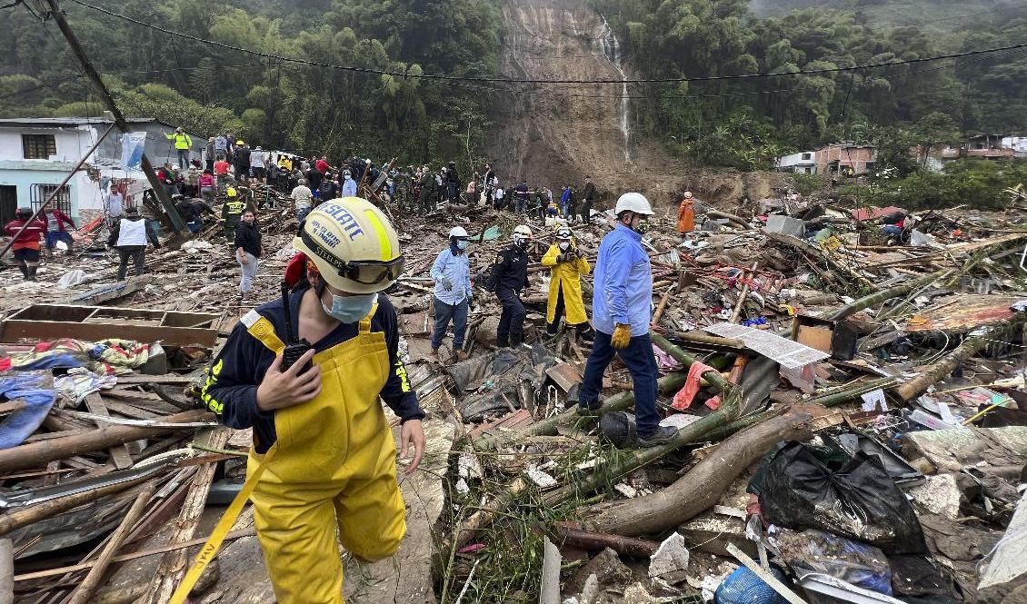Sökande efter överlevande i Pereira, Colombia. Foto: Andres Otalvaro/AP/TT