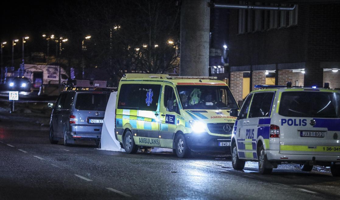 En man i 20-årsåldern sköts till döds i Fisksätra på onsdagskvällen. Foto: Sören Andersson/TT