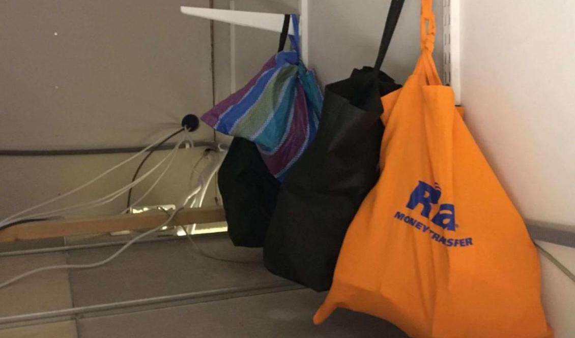 När polisen genomförde en husrannsakan på växlingskontoret fann man flera gömmor med stora summor kontanter, bland annat i påsar som hängde ovanför ett innertak. Foto: Polisens förundersökning