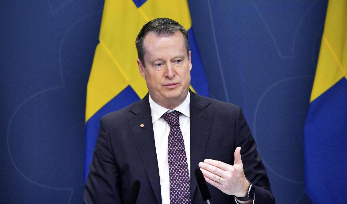 Integrations- och migrationsminister Anders Ygeman (S) presenterar ett förslag till skärpt regelverk för utvisning på grund av brott vid en pressträff i Rosenbad. Foto: Marko Säävälä/TT