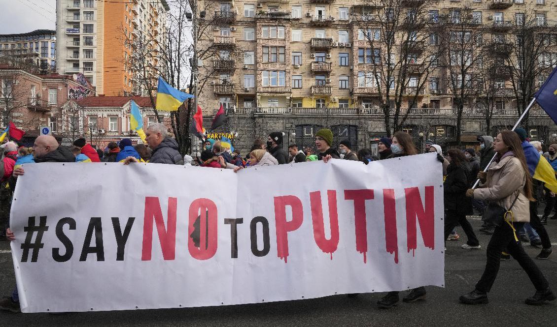 "Säg nej till Putin", står det på en banderoll som hölls upp under en demonstration i Kiev i lördags. Foto: Efrem Lukatsky/AP/TT