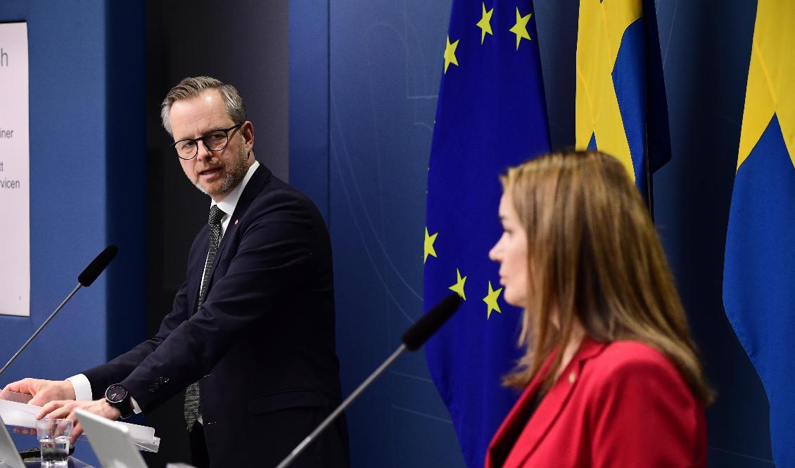 Finansminister Mikael Damberg (S) och landsbygdsminister Anna-Caren Sätherberg (S) presenterar ett stödpaket till bönderna. Foto: Paul Wennerholm/TT