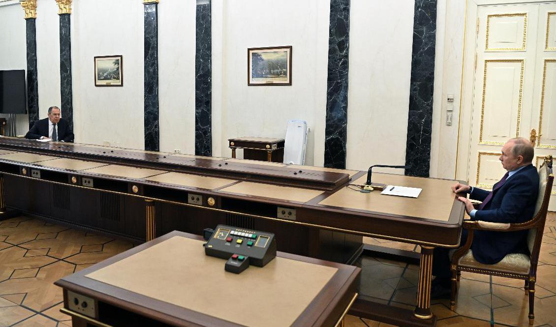 Rysslands president Vladimir Putin, till höger, tar emot sin utrikesminister Sergej Lavrov under måndagen. Foto: Alexei Nikolsky/AP/TT