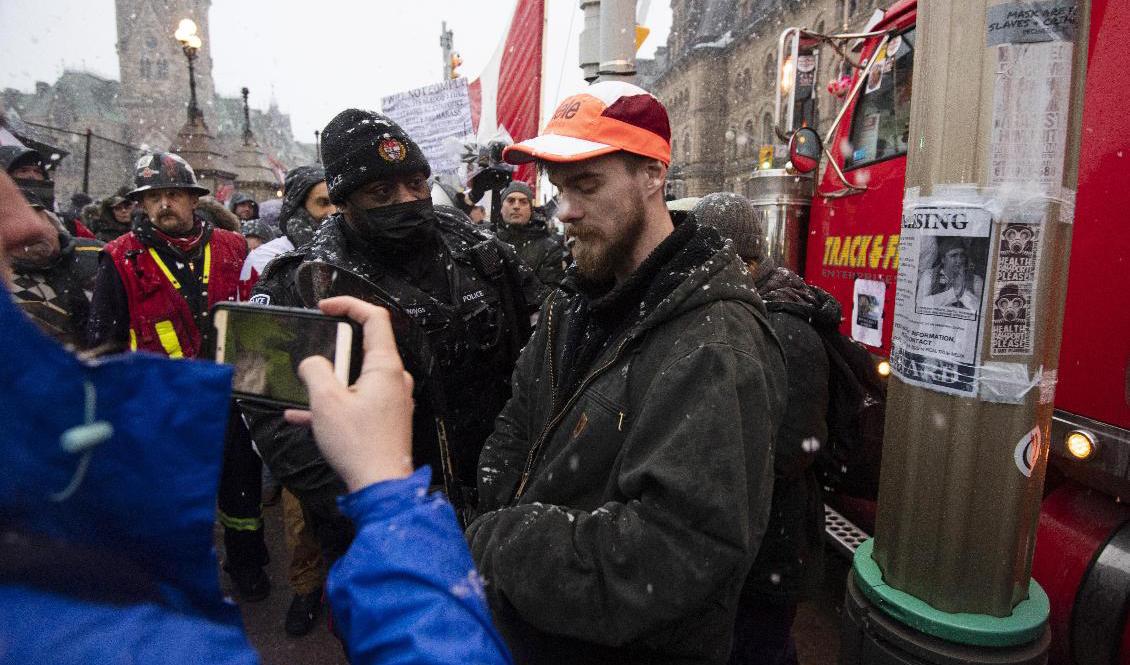 Protesterna i Ottawa har snart pågått i tre veckor. Bild från torsdagen.Foto:  Justin Tang/The Canadian Press/AP/TT