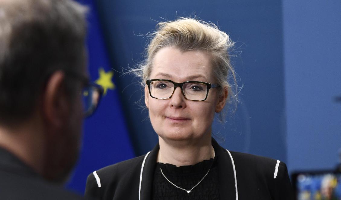 Skolminister Lina Axelsson Kihlblom (S) presenterar regeringens förslag på lagändringar som ska stärka skolans arbete med trygghet och studiero. Foto: Lars Schröder/TT